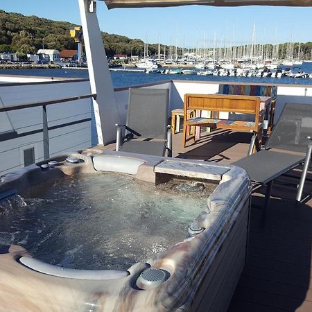 Hausboot Pula - Floating House Water Lily酒店 外观 照片