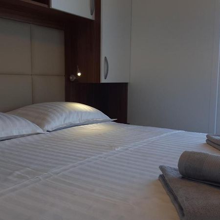 Hausboot Pula - Floating House Water Lily酒店 外观 照片