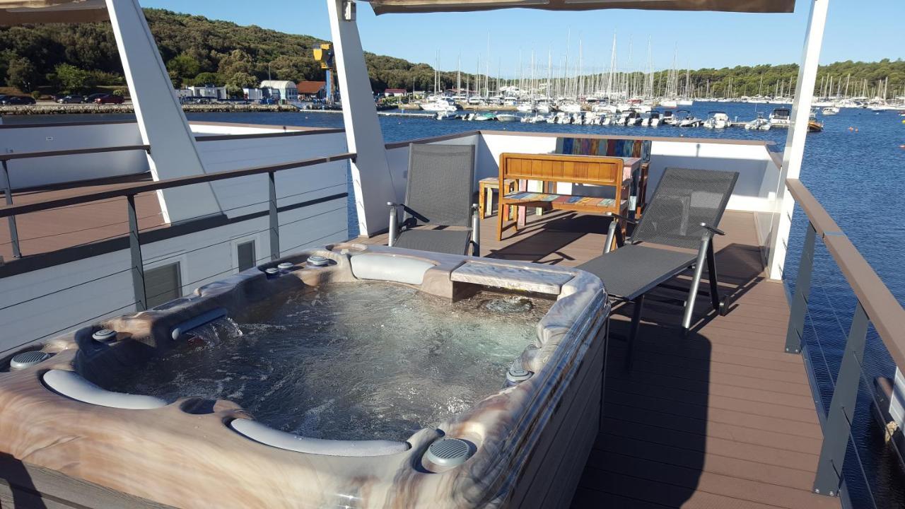Hausboot Pula - Floating House Water Lily酒店 外观 照片