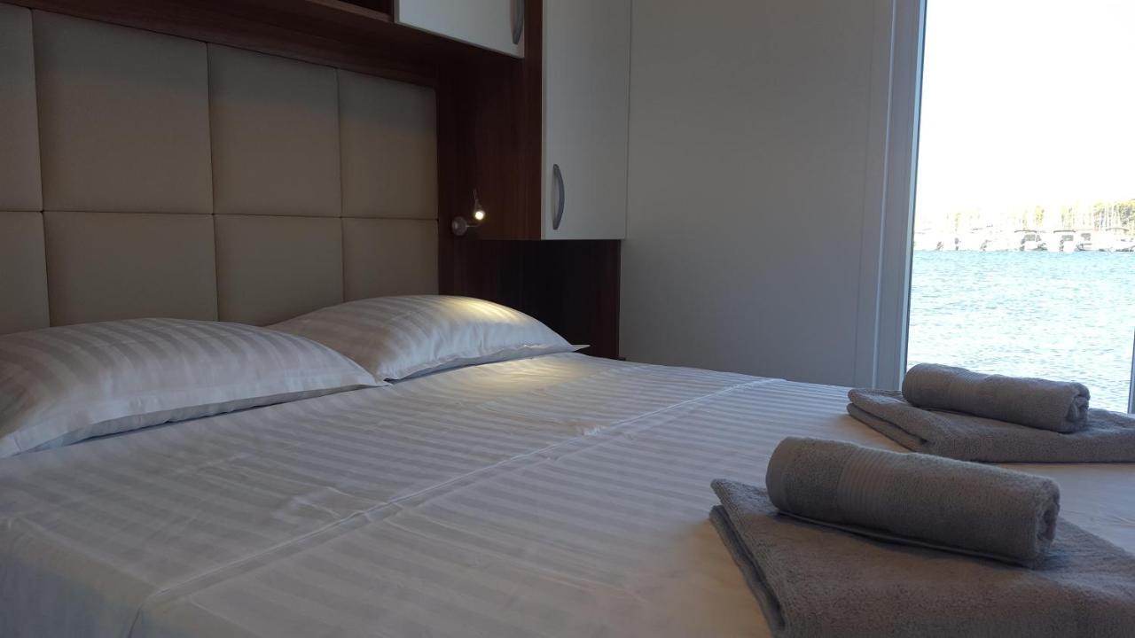 Hausboot Pula - Floating House Water Lily酒店 外观 照片