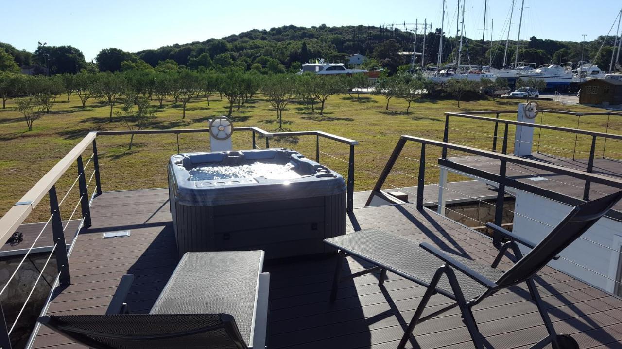 Hausboot Pula - Floating House Water Lily酒店 外观 照片