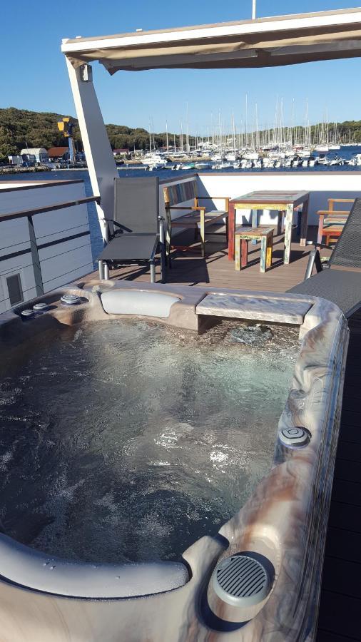 Hausboot Pula - Floating House Water Lily酒店 外观 照片