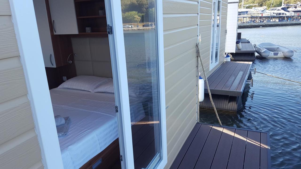 Hausboot Pula - Floating House Water Lily酒店 外观 照片