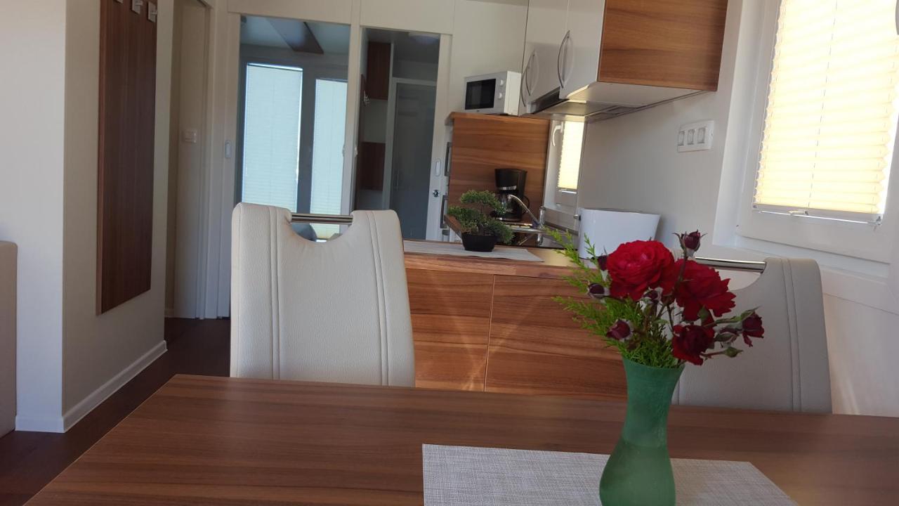 Hausboot Pula - Floating House Water Lily酒店 外观 照片