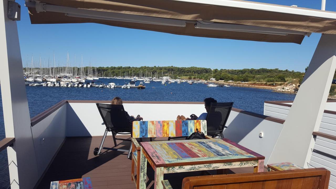 Hausboot Pula - Floating House Water Lily酒店 外观 照片