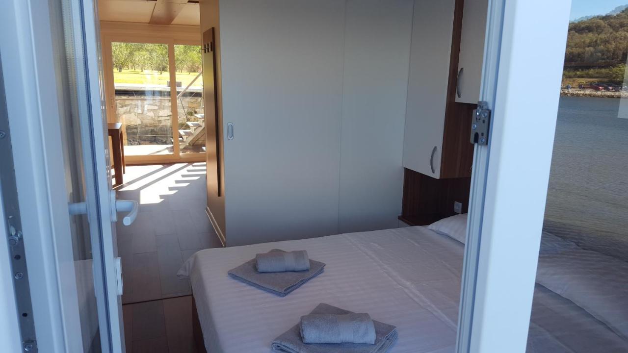 Hausboot Pula - Floating House Water Lily酒店 外观 照片